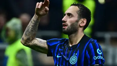 Hakan Çalhanoğlu duble yaptı: Inter'i galibiyete taşıdı Hakan Çalhanoğlu duble yaptı: Inter'i galibiyete taşıdı