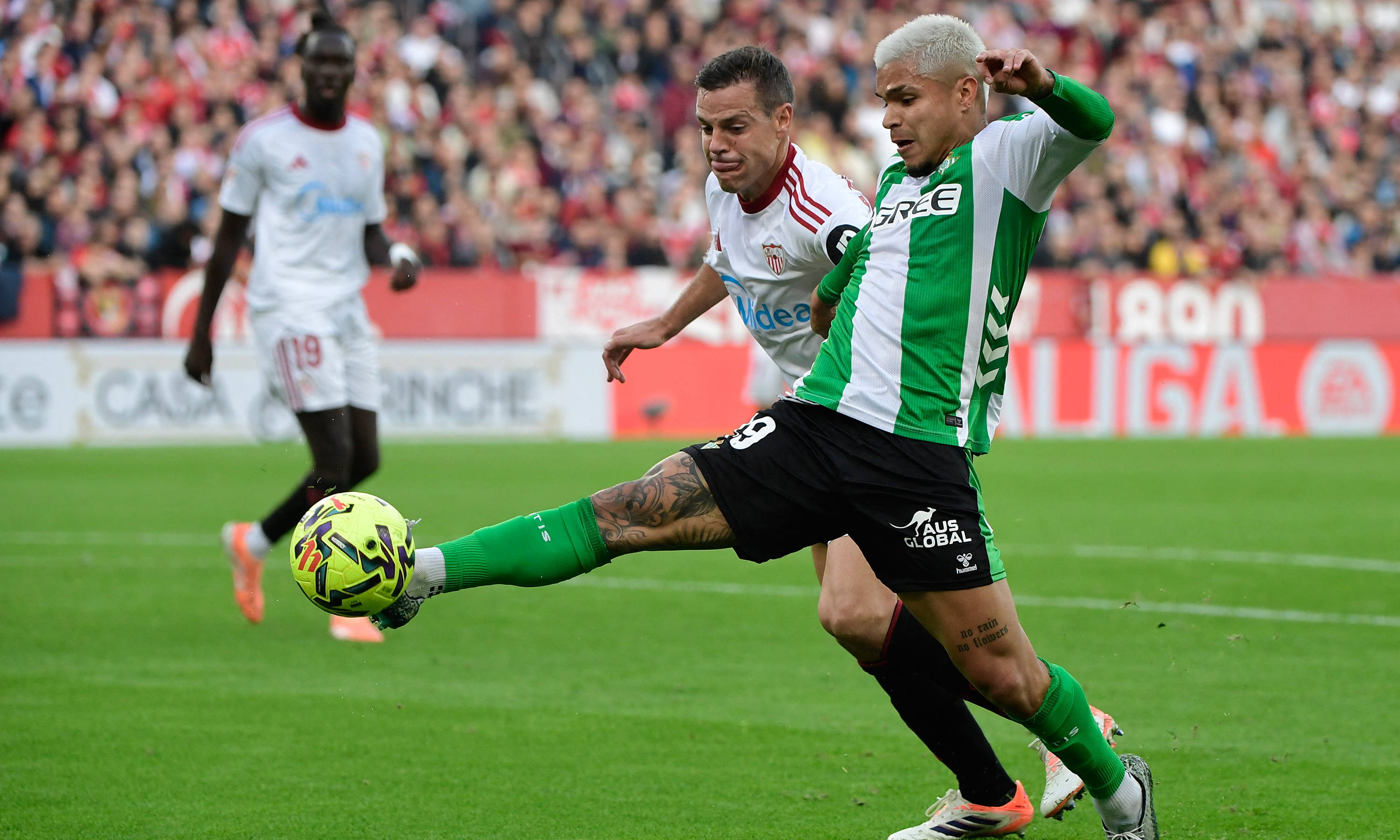 Sevilla'da Mendy'nin Cömertliği ve Taraftarın Yaratıcılığı: Derbi Betis'in!