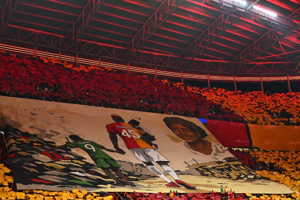 Galatasaraylı taraftarlardan Victor Osimhen'i ağlatan koreografi