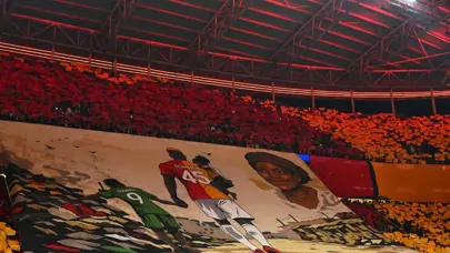 Galatasaraylı taraftarlardan Victor Osimhen'i ağlatan koreografi Galatasaraylı taraftarlardan Victor Osimhen'i ağlatan koreografi