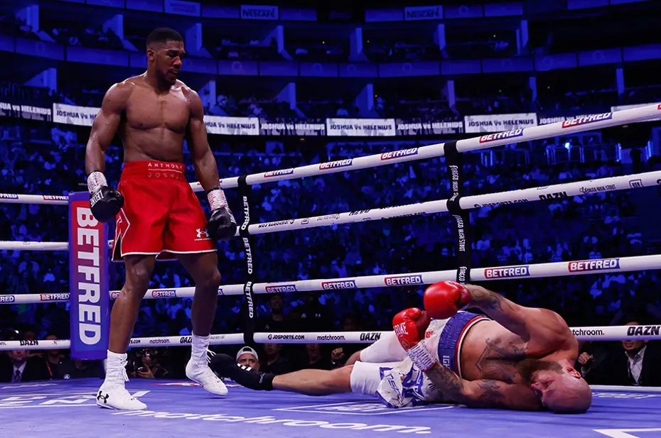 Anthony Joshua, Robert Helenius'u nakavt etti, 2.5 yıl sonra bir ilki başardı - 17