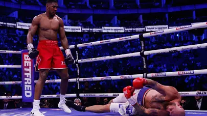 Anthony Joshua, Robert Helenius'u nakavt etti, 2.5 yıl sonra bir ilki başardı
