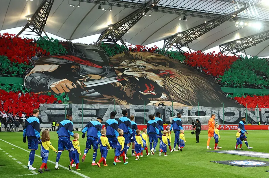 Geceye damga vuran tribün şovu: Ortalık yangın yerine döndü - 3