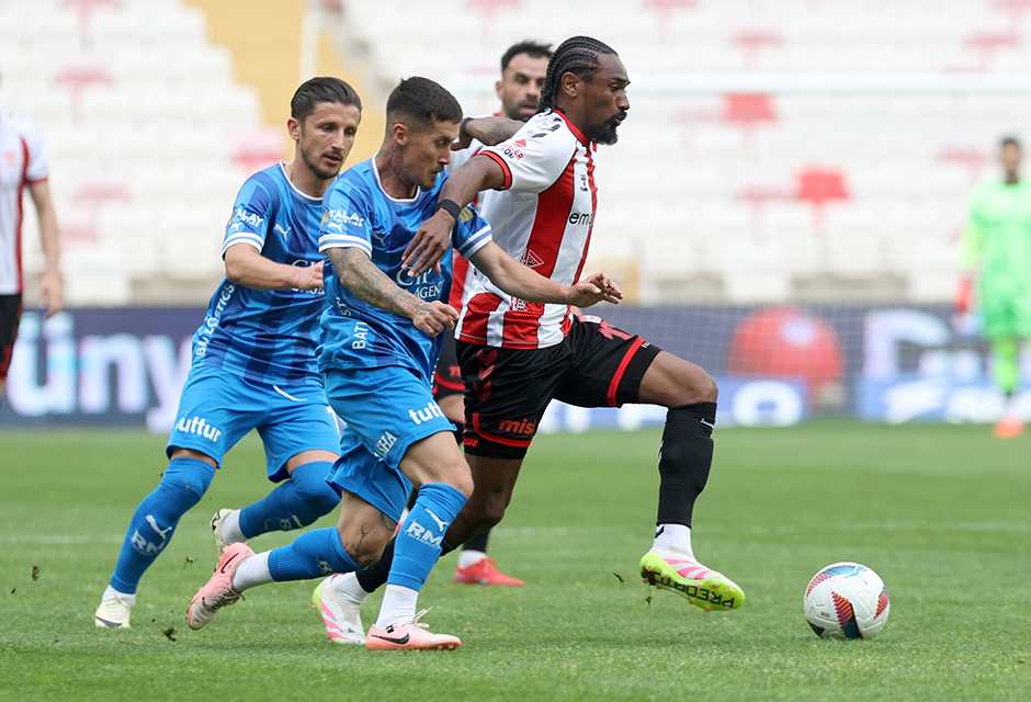 Sivasspor ve Bodrum FK umutlarını son 3 haftaya taşıdı