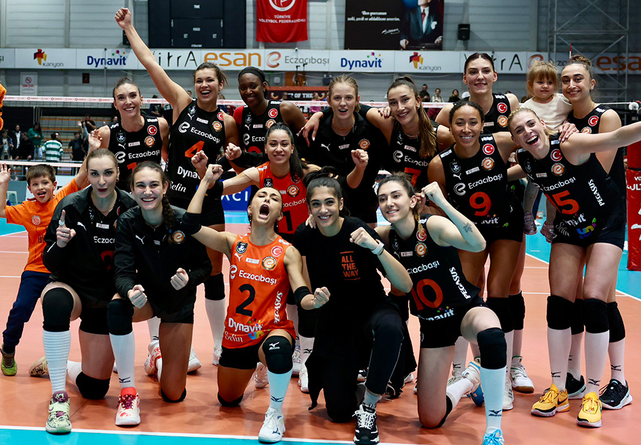 Eczacıbaşı, nefes kesen maçta Fenerbahçe'yi mağlup etti