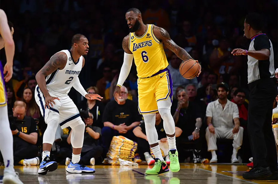 LeBron James'in rekor kırdığı maçta Lakers uzatmada kazandı - 4 LeBron James'in rekor kırdığı maçta Lakers uzatmada kazandı - 4