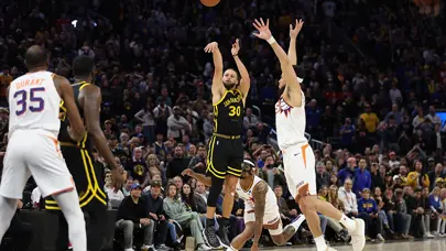 Stephen Curry'den 0.7 saniye kala mucize üçlük