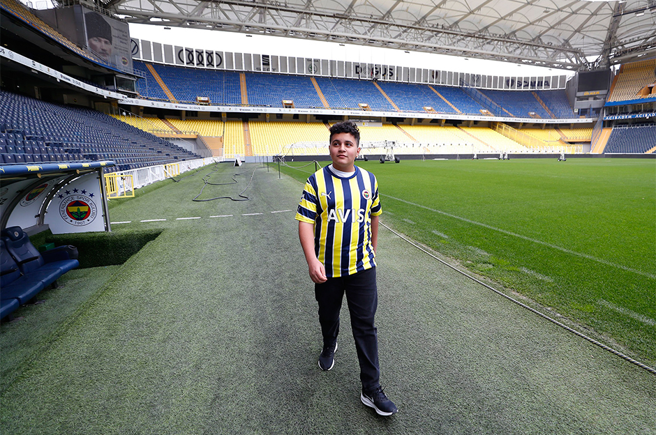 Fenerbahçe, depremzede Mehmet Akif Ağaç'ı statta ağırladı