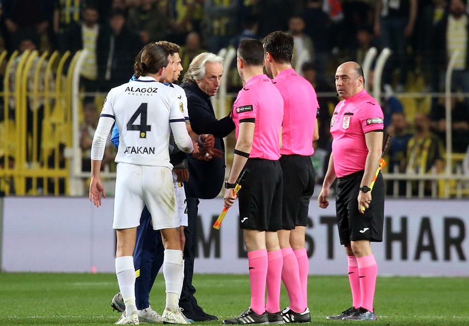 Fenerbahçe yöneticileri tepki gösterdi; Atilla Karaoğlan bir süre soyunma odasına giremedi