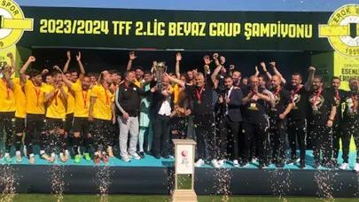 1. Lig'e çıkan Esenler Erokspor kupasına kavuştu