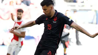 UEFA'dan maç sonu tezahürata katılan futbolcuya men