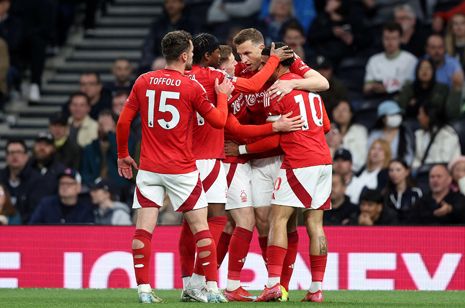 Tottenham'a bir darbe de Nottingham Forest'tan