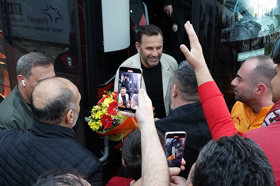 Okan Buruk ile taraftar arasında dikkat çeken diyalog