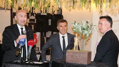 Hüseyin Yücel, İzmir'de siyah-beyazlılarla bir araya geldi