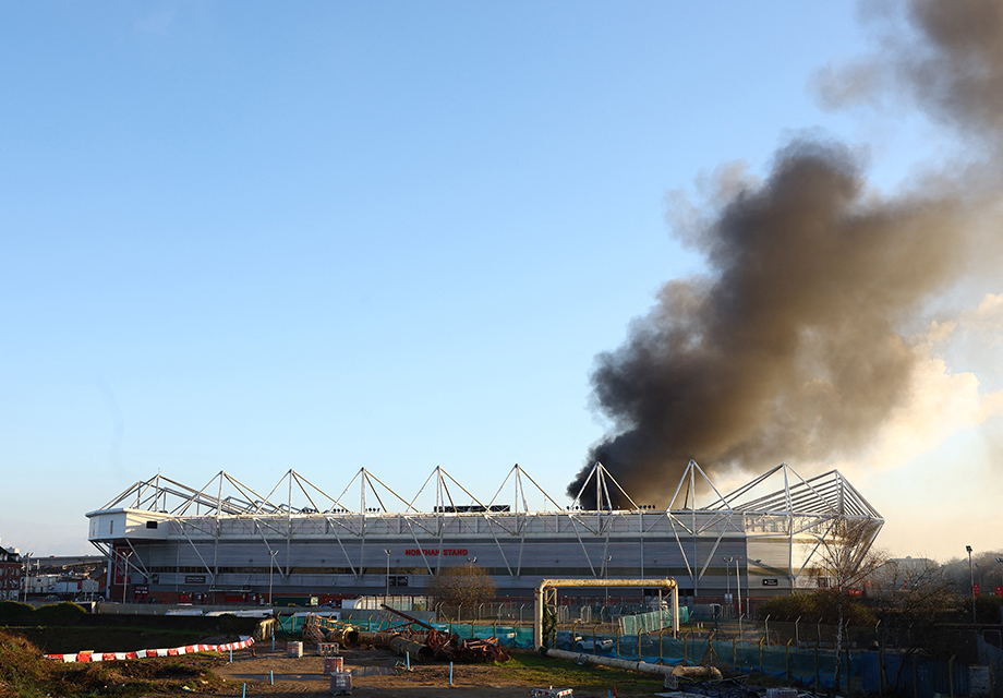 Depoda çıkan yangın maçı erteletti