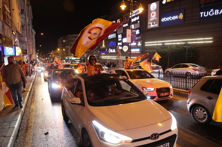 Galatasaraylı taraftarların şampiyonluk ve 5. yıldız kutlamalarından unutulmaz fotoğraflar - 15 Galatasaraylı taraftarların şampiyonluk ve 5. yıldız kutlamalarından unutulmaz fotoğraflar - 15