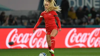 Alisha Lehmann'dan maaş isyanı: "Yüz kat fazla kazanıyor"