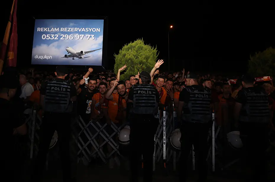 Galatasaraylı taraftarlardan Mauro Icardi'ye unutulmaz karşılama - 11