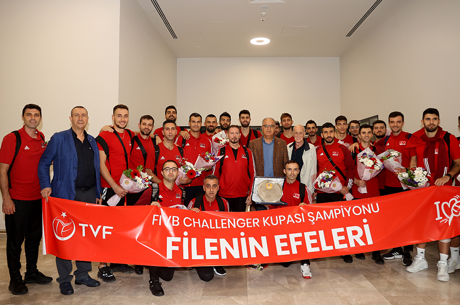 Şampiyon Filenin Efeleri yurda döndü