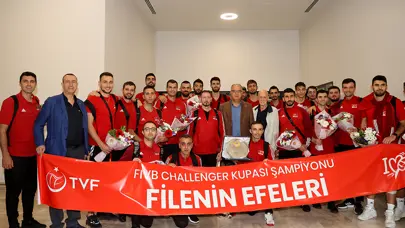 Şampiyon Filenin Efeleri yurda döndü