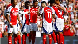 Arsenal sezona 3 puanla başladı Arsenal sezona 3 puanla başladı