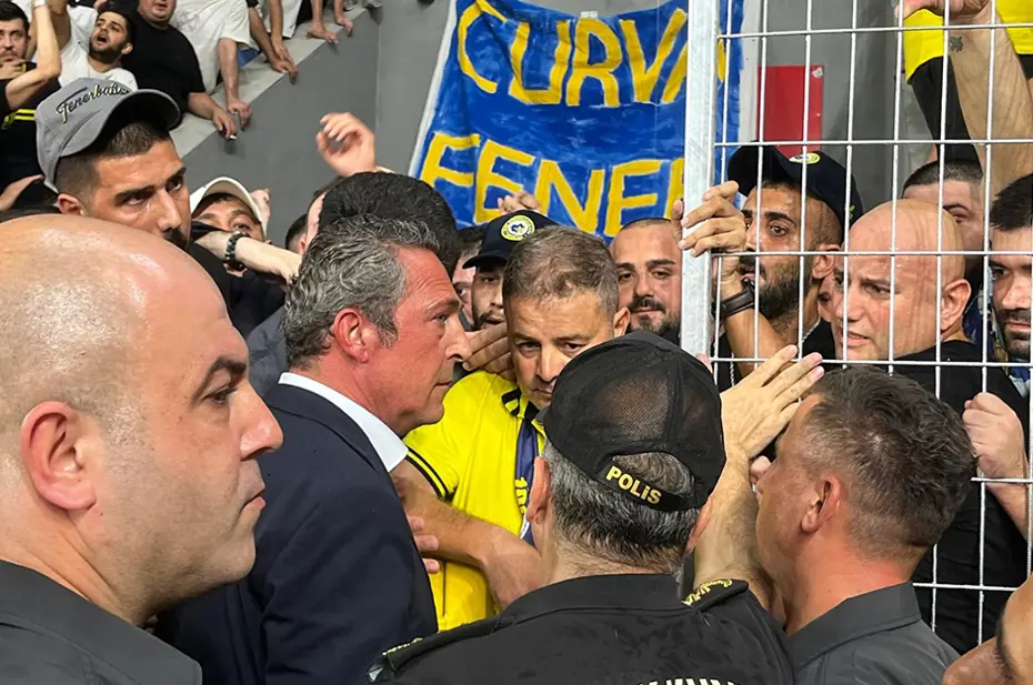 Fenerbahçe'den Ali Koç'a yapılan saldırı için sert sözler - 2 Fenerbahçe'den Ali Koç'a yapılan saldırı için sert sözler - 2