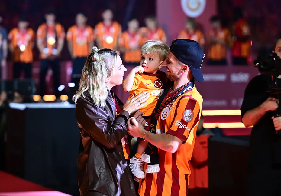 Görkemli kutlama: Şampiyon Galatasaray kupalarına kavuştu - 43 Görkemli kutlama: Şampiyon Galatasaray kupalarına kavuştu - 43