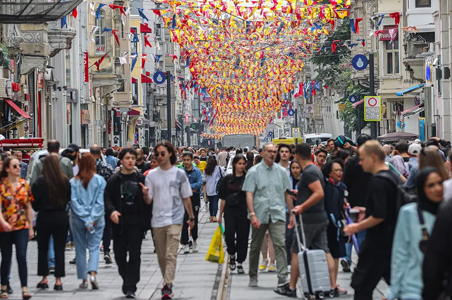 İstiklal Caddesi sarı kırmızıya büründü - 3