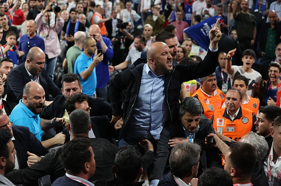 Anadolu Efes - Fenerbahçe maçının ardından ortalık karıştı - 6