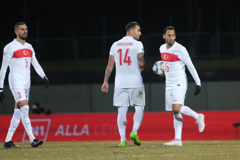 Dünya, Hakan Çalhanoğlu'nun maçta yaşadığı talihsizliği konuşuyor: "Ne yapıyorsun?"