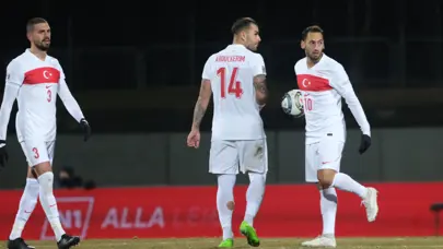 Dünya, Hakan Çalhanoğlu'nun maçta yaşadığı talihsizliği konuşuyor: "Ne yapıyorsun?"