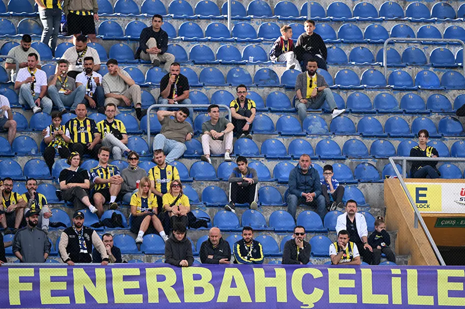 Fenerbahçeli taraftarlar sadece 3 futbolcusunu alkışladı - 4 Fenerbahçeli taraftarlar sadece 3 futbolcusunu alkışladı - 4