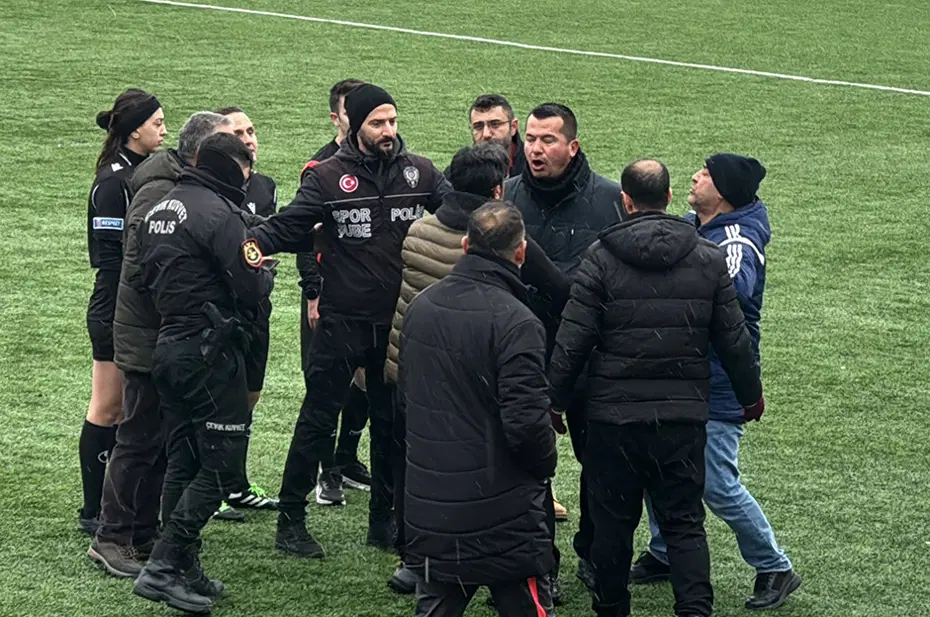 Sivas'taki maçta olay: Yönetim zemine inip takımı sahadan çekti - 2 Sivas'taki maçta olay: Yönetim zemine inip takımı sahadan çekti - 2