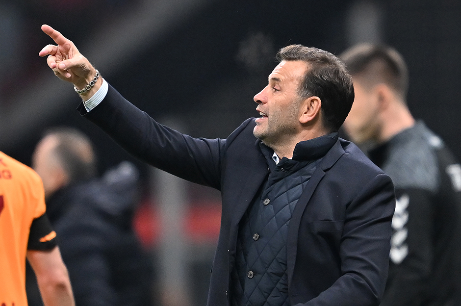 Okan Buruk'tan derbiye büyük sürpriz: Yeni transfer kulübeye