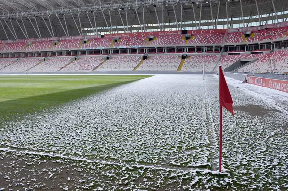 Sivasspor - Fenerbahçe maçı öncesi zeminin son durumu: Hava eksi 14 derece - 4 Sivasspor - Fenerbahçe maçı öncesi zeminin son durumu: Hava eksi 14 derece - 4