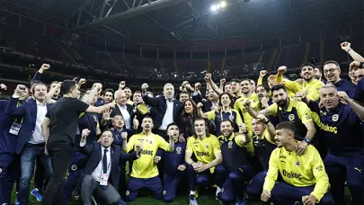 SON DAKİKA | Ali Koç, yönetim ve futbolcular sahaya çıktı, ortalık karıştı