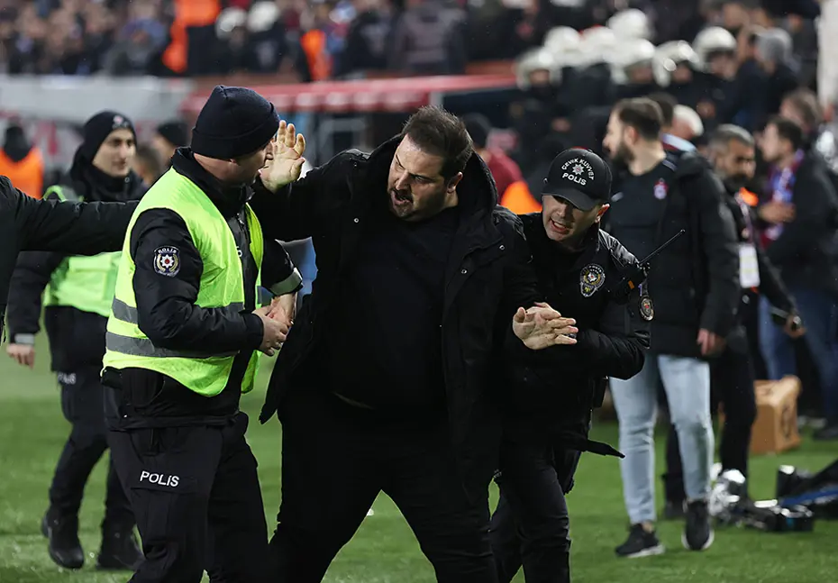 Dış basında Trabzonspor-Fenerbahçe maçındaki olayların yansımaları: "Kung fu, karate" - 8 Dış basında Trabzonspor-Fenerbahçe maçındaki olayların yansımaları: "Kung fu, karate" - 8