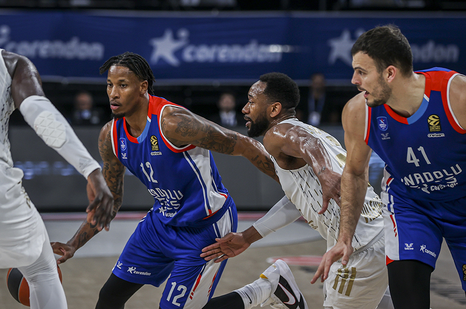 Anadolu Efes son bölümde geriden gelerek kazandı