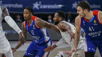 Anadolu Efes son bölümde geriden gelerek kazandı
