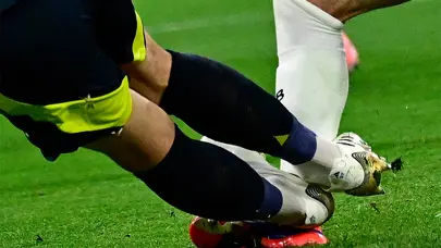 İZLE | Bundesliga'da hakem hatası: Yanlış oyuncu kırmızı kart gördü
