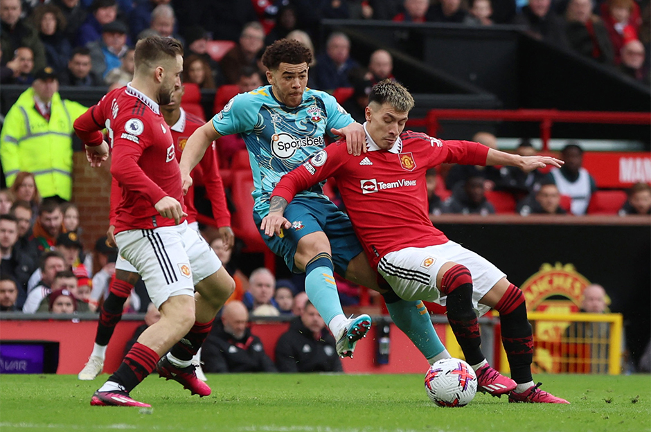 10 kişi ManU evinde takıldı