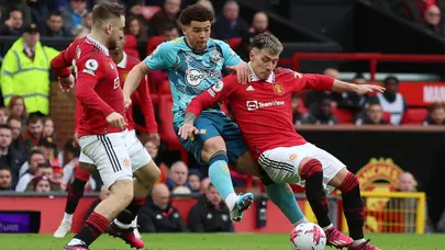 10 kişi ManU evinde takıldı