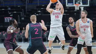 Galatasaray ilk galibiyetini lideri yenerek aldı