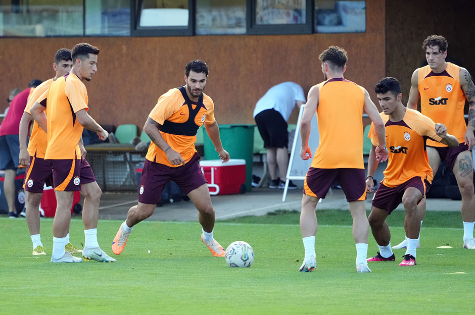 Galatasaray'da 20 futbolcunun lisansı çıkarıldı