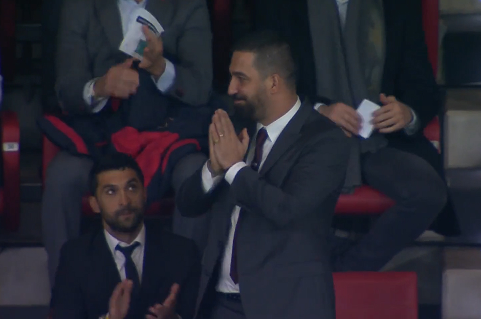 Tribünlerden Arda Turan'a büyük alkış