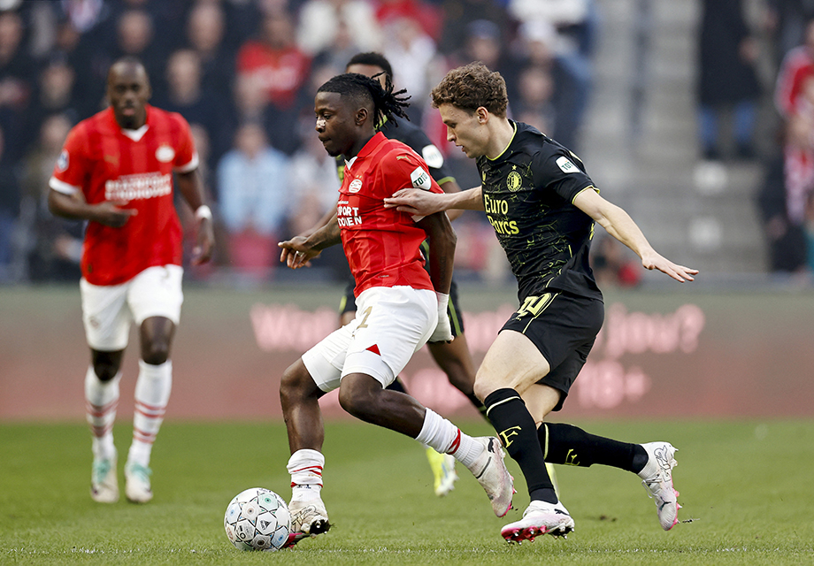 Yenilgisiz PSV, Feyenoord'a karşı puan farkını korudu