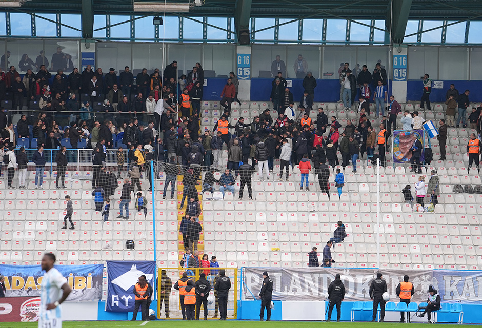 1. Lig maçında tribünler karıştı: Başkan taraftarların arasına girdi