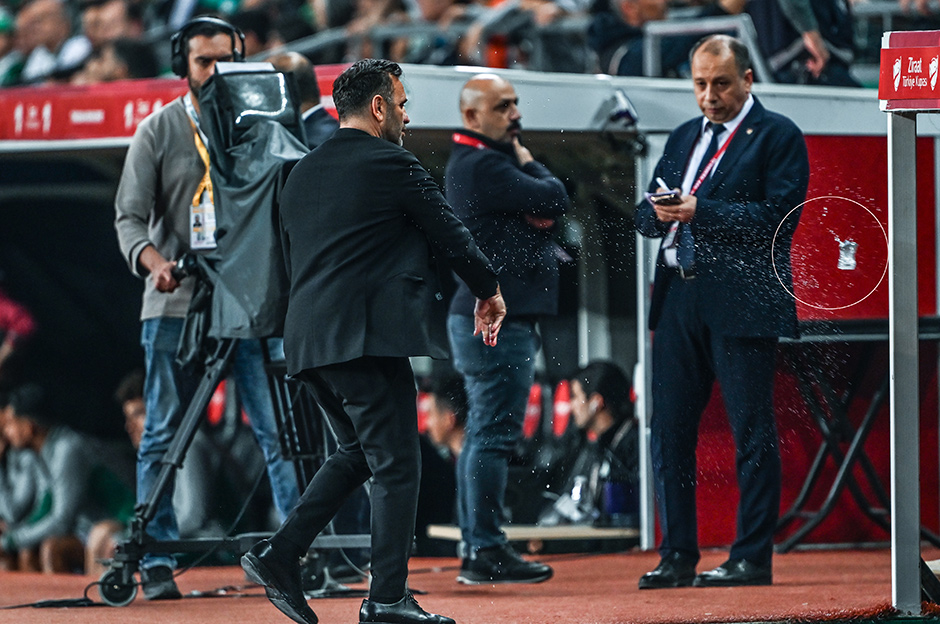 Okan Buruk'un çıldırdığı anlar: Elindeki su bardağını fırlattı