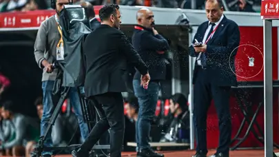 Okan Buruk'un çıldırdığı anlar: Elindeki su bardağını fırlattı