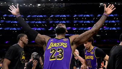 40 yaşındaki LeBron James bir kez daha NBA tarihine geçti